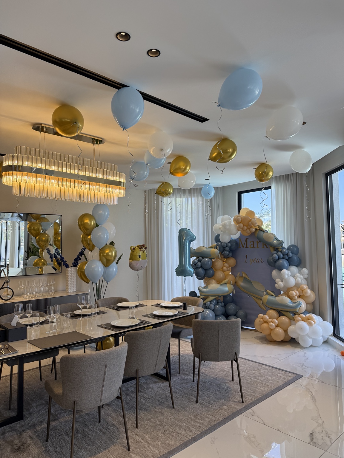 First birthday balloon arch and room decoration
